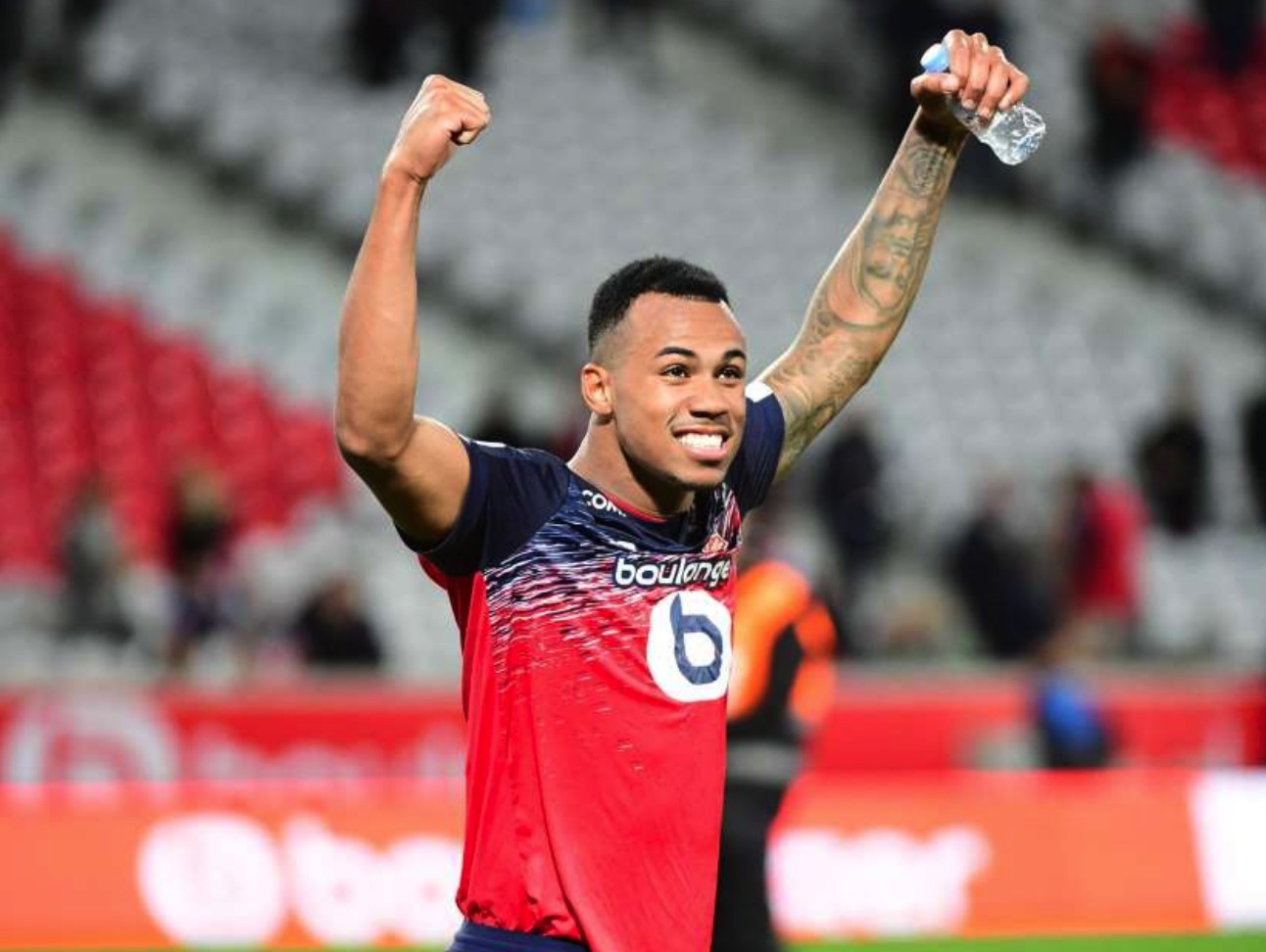 包含特鲁瓦签下前那不勒斯中场，加强中场控制的词条