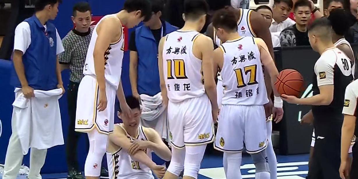 包含CBA球迷关注：球队战术调整和轮换阵容的战术讨论的词条