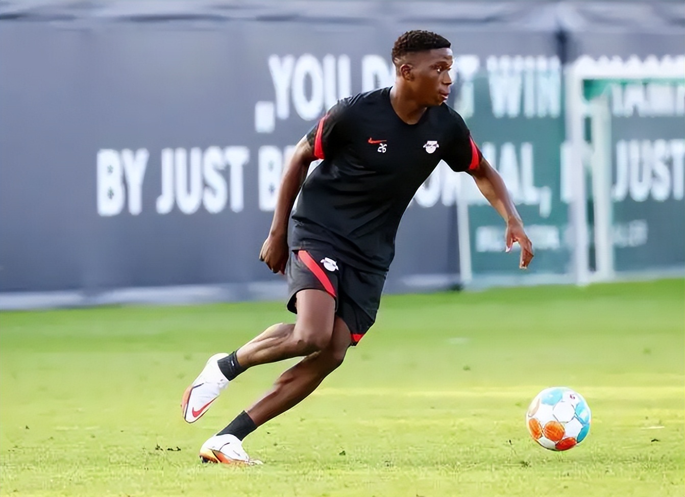 开云官网-瓦伦西亚轻取巴黎，博格巴2一己之力扛起全队