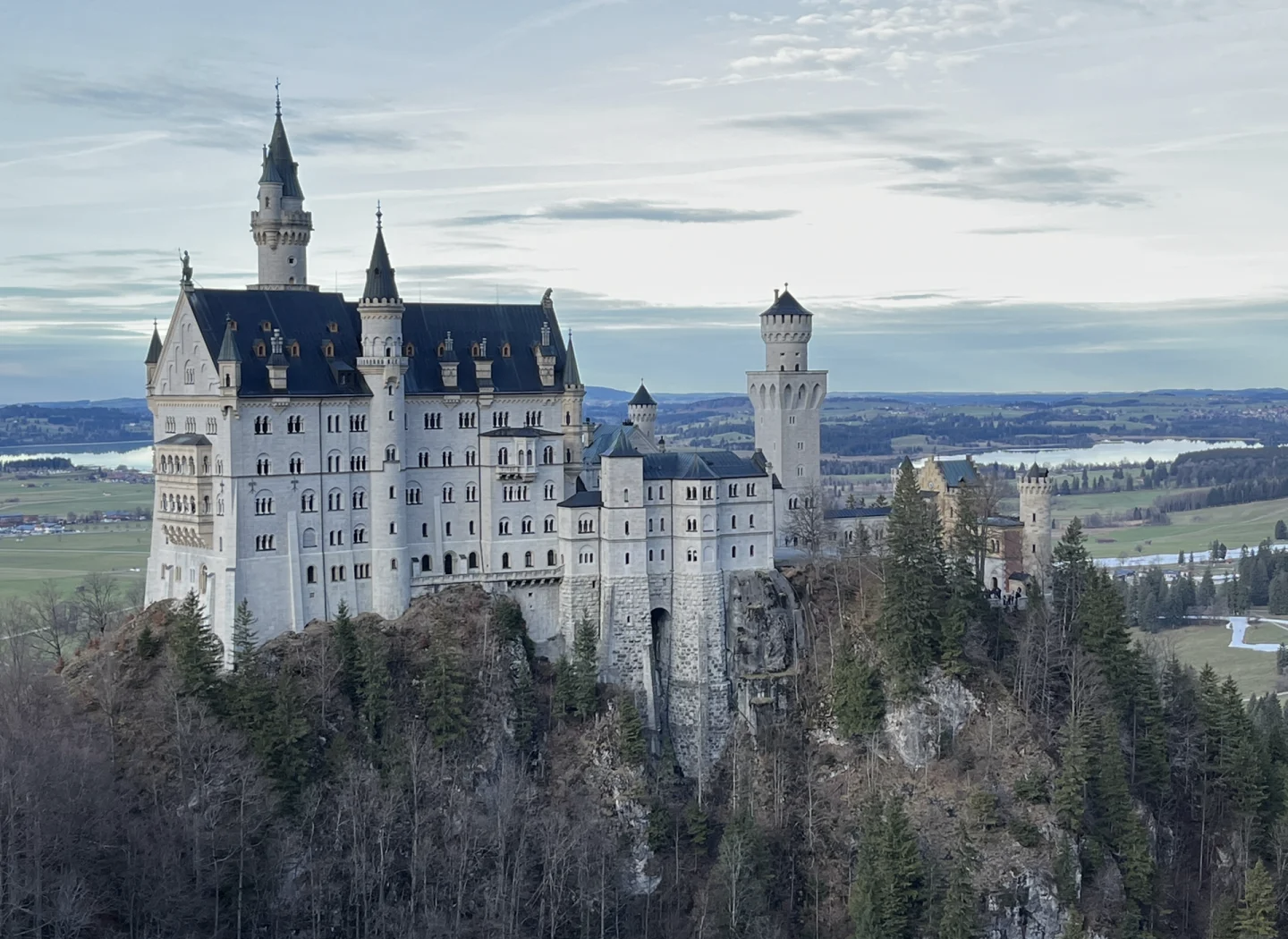 关于奥格斯堡主场小胜慕尼黑1860，保持中游稳定的信息