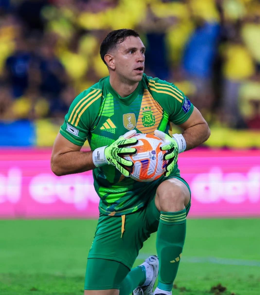 南美球队壮志凌云，豪取联赛第一