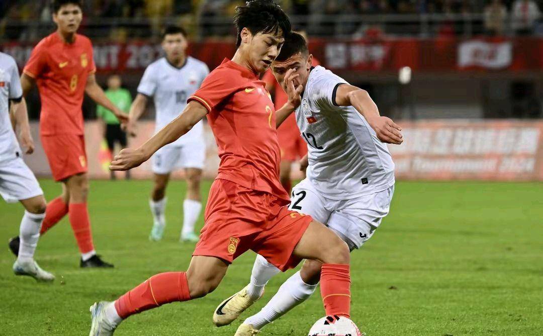 中国足球联赛中球员们的拼搏精神再现 中国足球联赛中球员们的拼搏精神再现