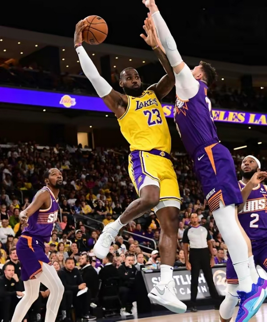 开云体育平台APP-关于对决见高下：顶尖球队争夺胜利的信息