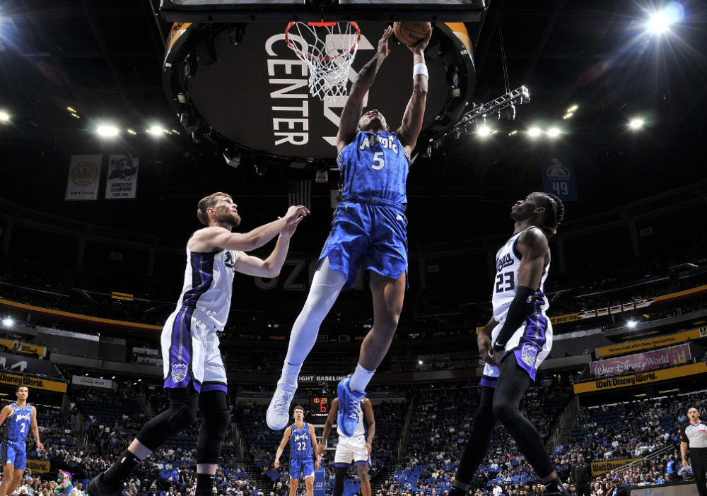 魔术球队获胜！奥兰多队员积极参与比赛的简单介绍