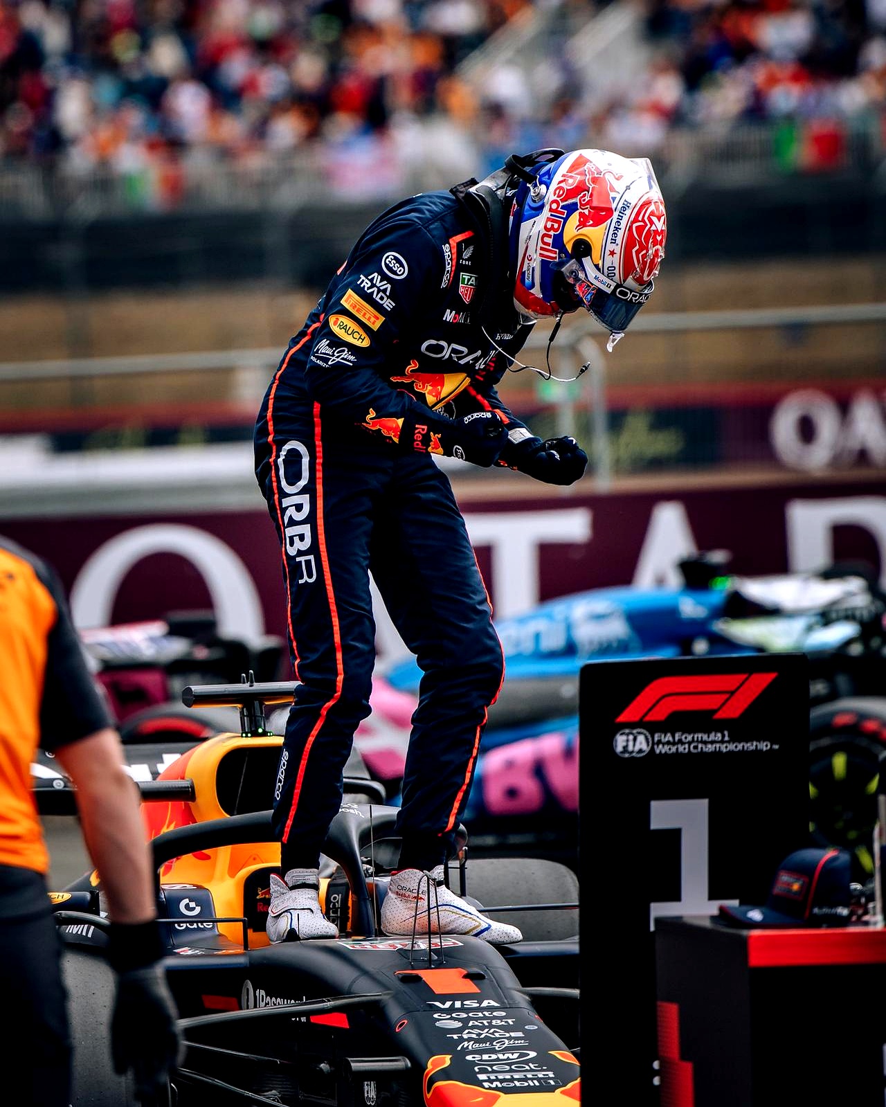 红牛车队鏖战阿斯顿马丁，拉塞尔关键制胜的简单介绍