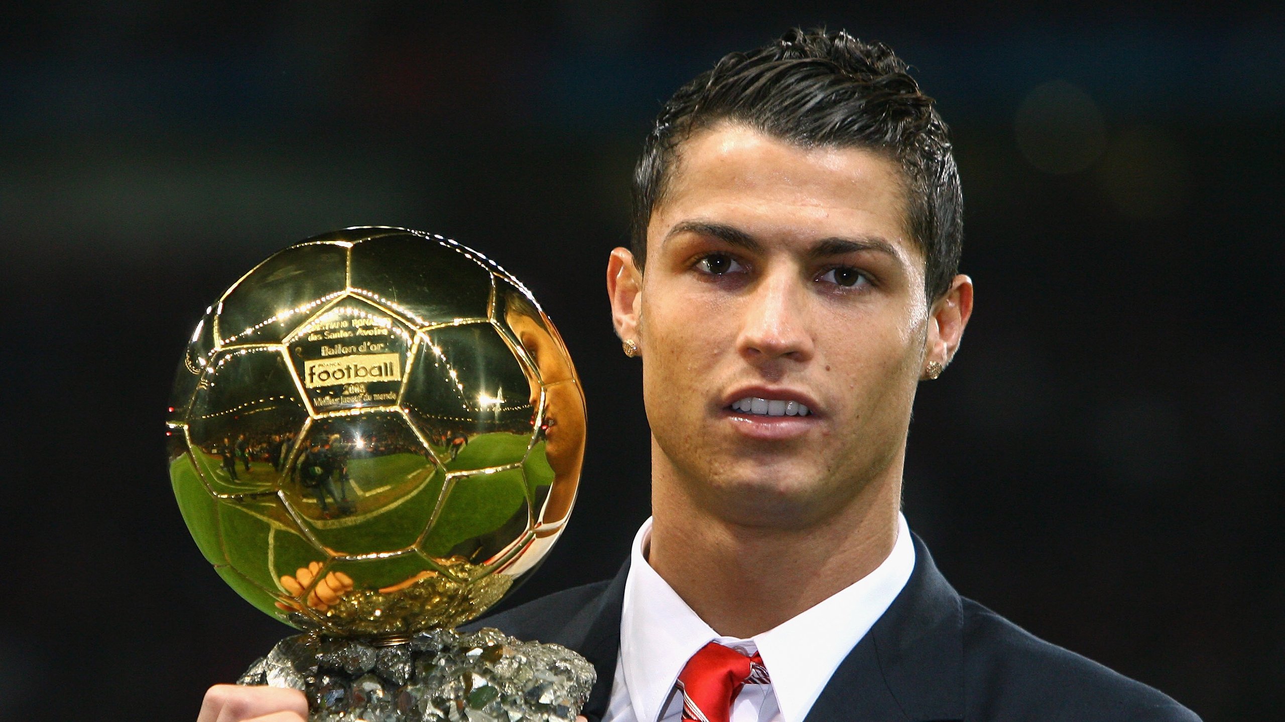 开云体育官网-绿茵与硬木的对话，当利物浦制霸巴萨，NBA季后赛的启示